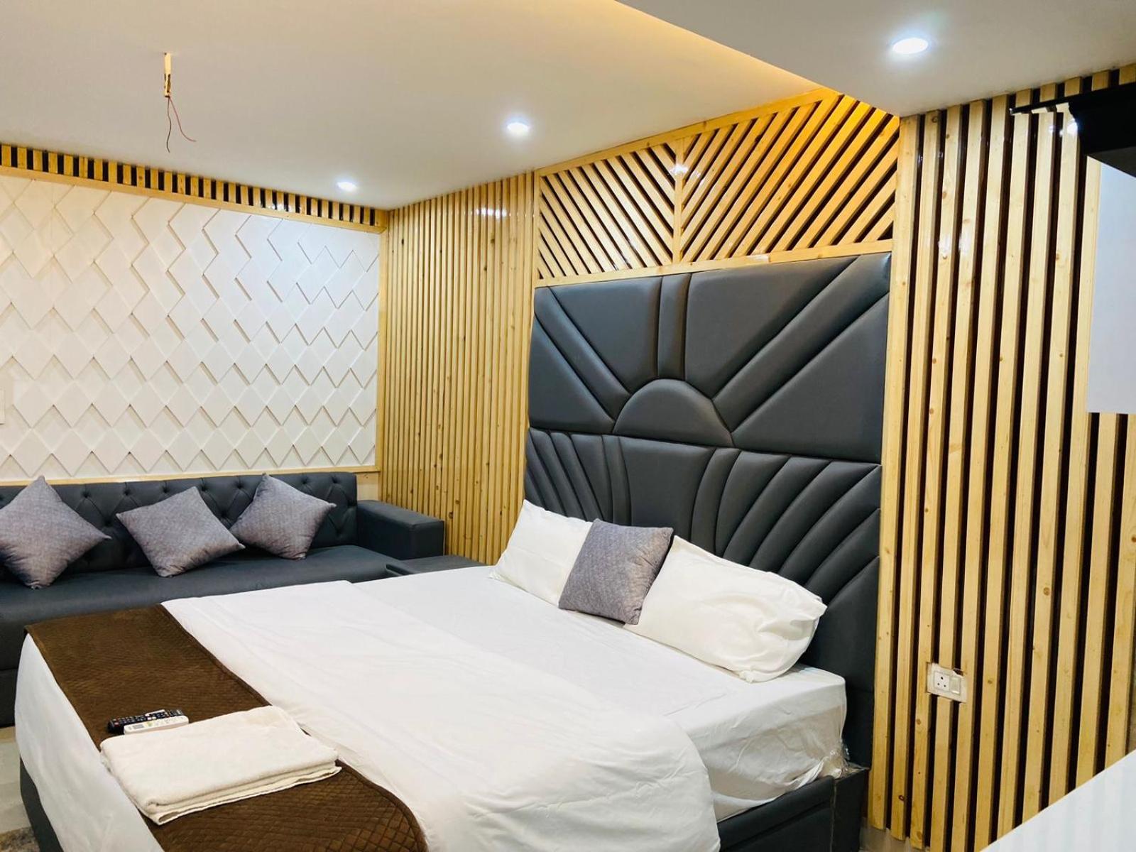 Bob Adventures Hotel เดห์ราดุน ภายนอก รูปภาพ