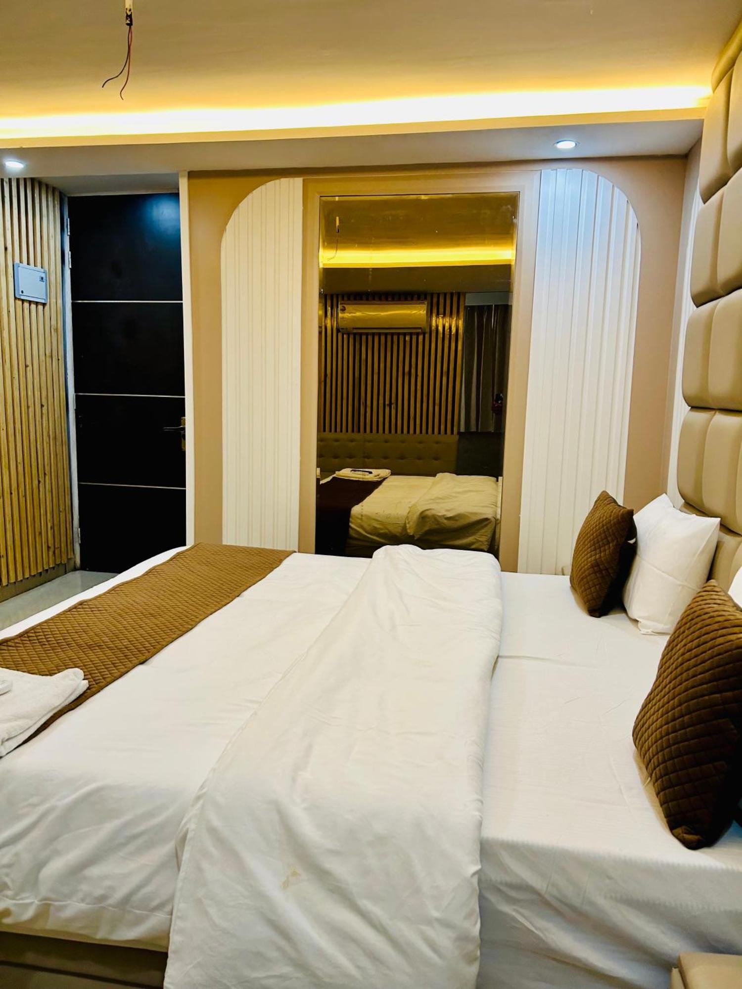 Bob Adventures Hotel เดห์ราดุน ภายนอก รูปภาพ