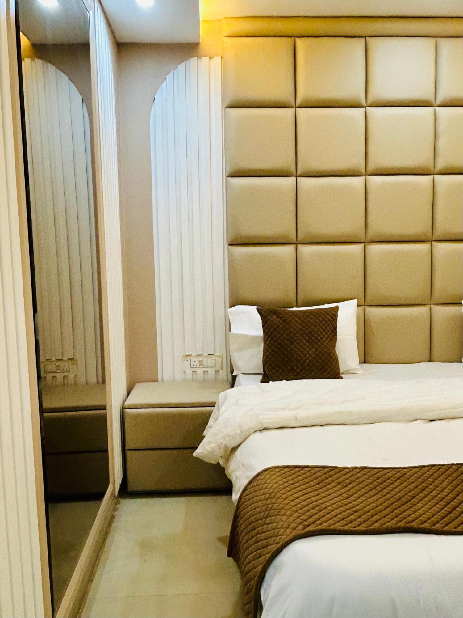 Bob Adventures Hotel เดห์ราดุน ภายนอก รูปภาพ